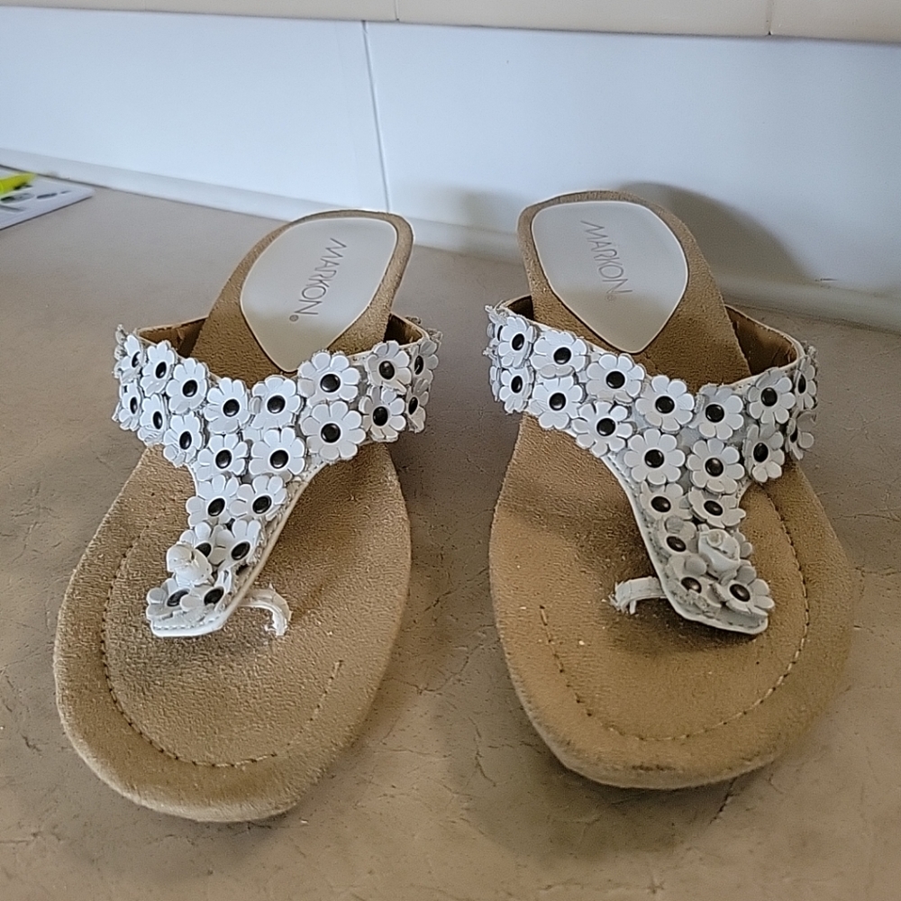 Markon Thong Sandal White Size 7M EUC